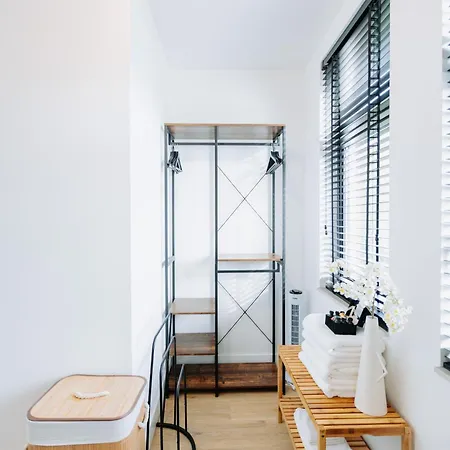 Dutch Design With 6 Luxurious Bedrooms فيلة