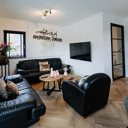 Dutch Design With 6 Luxurious Bedrooms فيلة